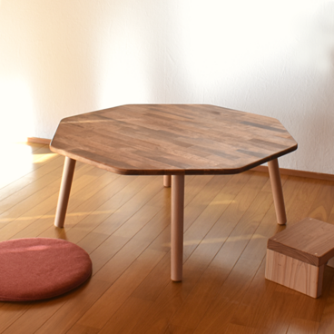 木脚のハチカクローテーブル