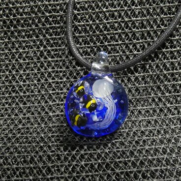 海月、熱帯魚　NO.456（ガラス、とんぼ玉、海、一点物、伝統工芸、ネックレス）