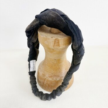 チャコールグレーとゴールドのヘアバンド