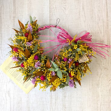 ちょっと個性派！！グレビレア・ゴールドとミモザの三日月リース