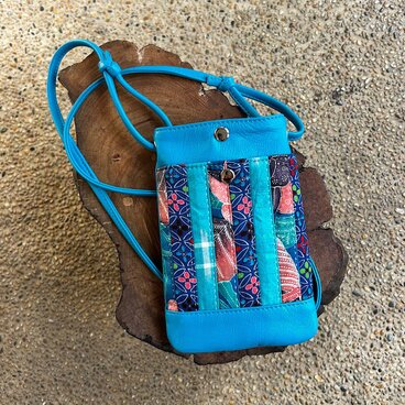 スマホポシェット（スカイブルーの革＋着物生地のパッチワーク）01014-38