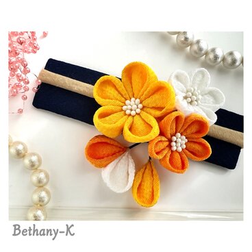 お食い初めや初節句に◆小花が可愛い和モダン髪飾り(下がり付き)◆白×山吹×金木犀色のママでも簡単につけられるつまみ細工