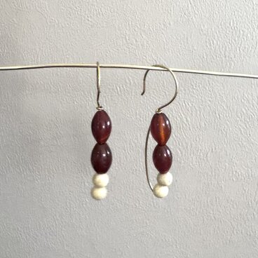 カーネリアンとマーブルビーズのバイカラーワイヤーピアス