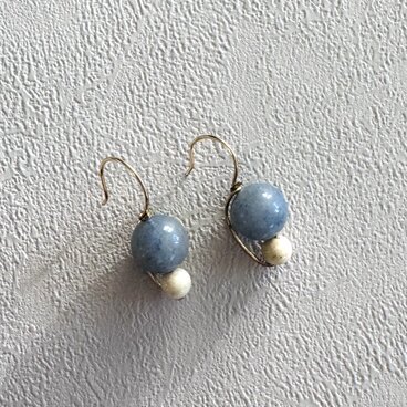 ブルーアベンチュリンとマーブルビーズのコンビネーションピアス
