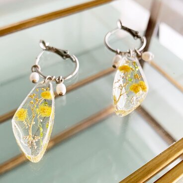 感謝とやさしさを、耳元に重ねて。ミモザと淡水パールがそっと寄り添うフープピアス【6月の誕生石】