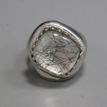 光るシルバーと黒い筋