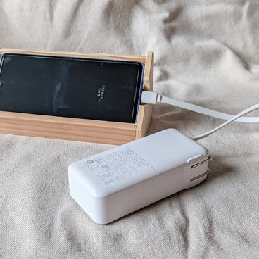 杉のスマホスタンド