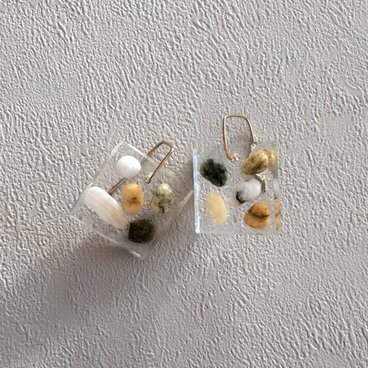 ストーンを閉じ込めたレジンのピアス