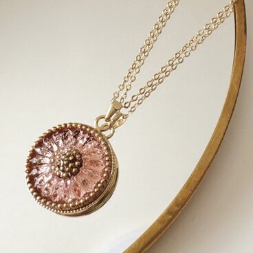 静かに光をまとう ピンクフラワー チェコガラスネックレス｜サージカルステンレスチェーン（調整可）