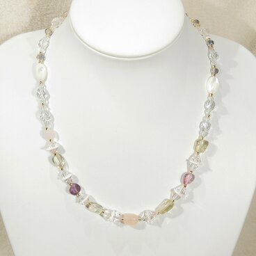 コンクシェルと貝パーツ、本水晶、アメシスト、ローズクォーツのネックレス（天然石、白蝶貝、マザーオブパール、桜色、誕生石）