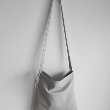 牛革のフラットショルダーバッグ-グレーホワイト-