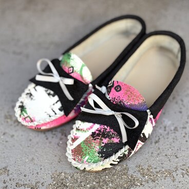 彩りを楽しむアート柄リボンモカシンシューズ・柔らかい・通年対応　MADE IN JAPAN