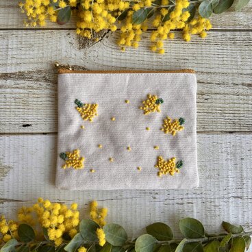 大人かわいい手刺繍ミモザのフラットポーチ(ポケットティッシュサイズ) 国産帆布　コットン　小物入れ　ギフト　春