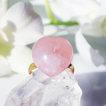 大粒ぷっくり★ハートローズクォーツ・サージカルステンレスのフリーサイズリング　～アフロディーテ
