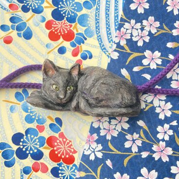 木彫りの黒猫の帯留め