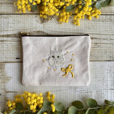 大人かわいい手刺繍猫ちゃんとミモザのフラットポーチ(ポケットティッシュサイズ) 国産帆布　コットン　小物入れ　ギフト　春