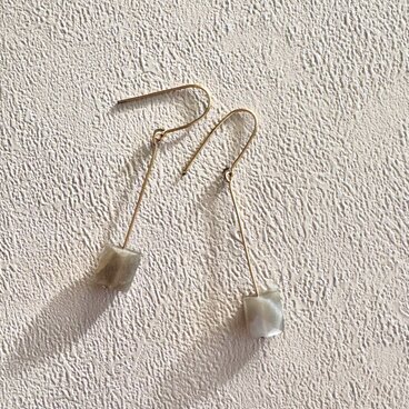 グレージュムーンストーンのスイングピアス