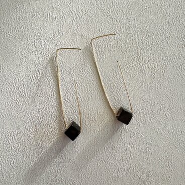 焦茶天然石キューブの直角ピアス
