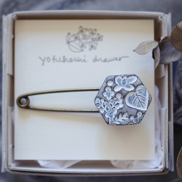 : : : 陶土の草花ブローチ : : : 1430