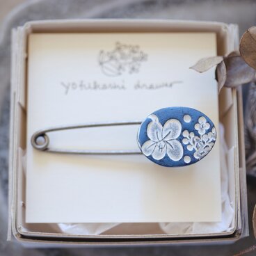 : : : 陶土の草花ブローチ : : : 1431