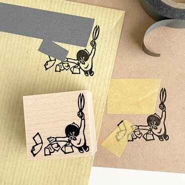 テープと使うはんこ　鋏で切る人