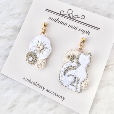 〈耳元を彩るあなたの“大好き”〉猫とお花　ピアス／イヤリング　サージカルステンレス　金属アレルギー対応　ホワイト　白