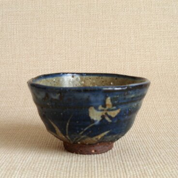 湯のみ（呉州抜絵 すみれc）