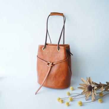 《本革》斜めがけもできる・大人の２wayきんちゃくバッグ（赤茶色）