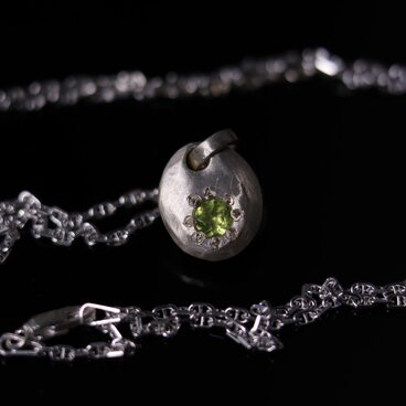 【お買い得】ペリドット・ペンダント（チェーン付き）【カンテラジェム・グリーンエッグ】