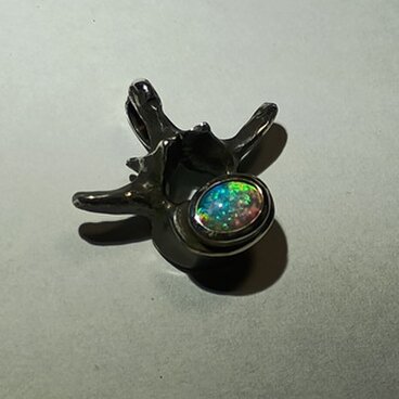 あなたの脊椎がオパールになる頃 私はどこにいるでしょう