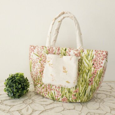 たっぷり入る❤︎ポーチ付き♡花柄トートbag
