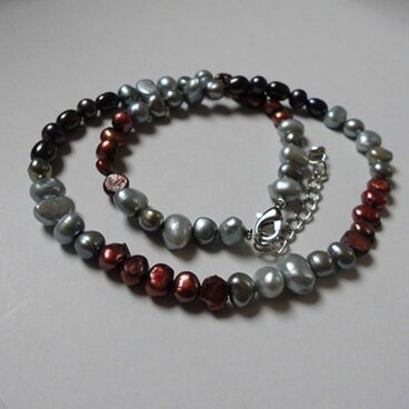 ダークカラーなパールネックレス