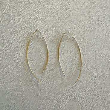 ゴールドワイヤーのラウンドピアス