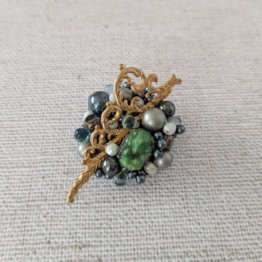 アールヌーヴォー調ゴールドパーツのクラシカルブローチ（K1240)