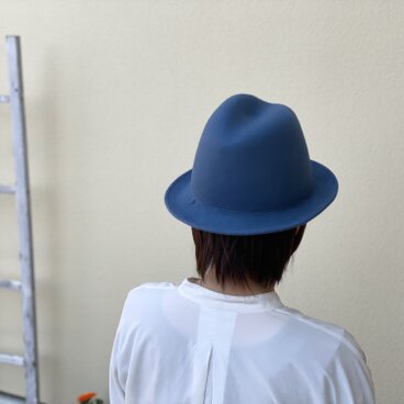 木型で作った ふたこぶフェルハット ブルーグレー
