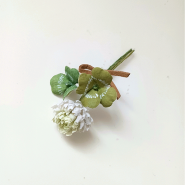 染め布花＊小さめの四つ葉のクローバーとしろつめくさのコサージュ