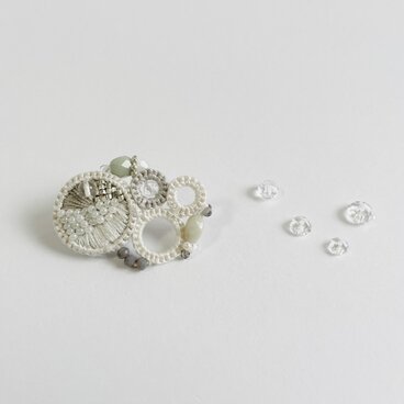 en ーひだまりー ／大人なｲﾔｰｱｸｾｻﾘｰ／SUS316L／ﾎﾜｲﾄｾｰｼﾞｸﾞﾘｰﾝe001A