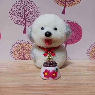 小さな瞳にプクプクの可愛いワンちゃん　羊毛