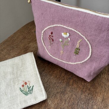 リボン刺繍ポーチとダブルガーゼハンカチのセット