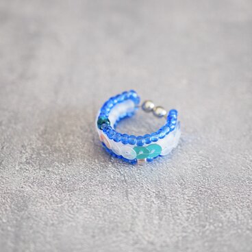 ビーズとスパンコールのイヤーカフ・中（ブルー×ホワイト+薄ピンク＆グリーン）【受注】