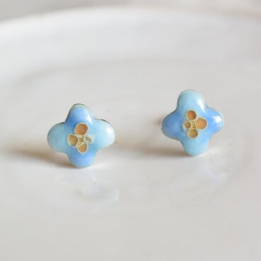七宝焼｜小さなお花のピアス　空色