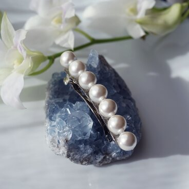 大粒貝パールの連なるバレッタ・ポニーフック可・金具カラー変更可　～白椿（しろつばき）