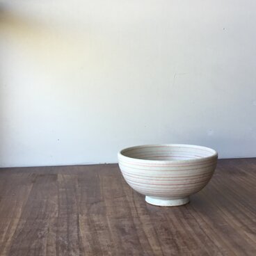 茶碗　赤桃コマ紋