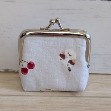 シマエナガとさくらんぼが可愛い優しいグレーの手のひらがま口