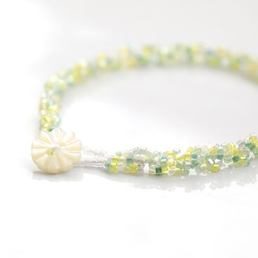 きらめくビーズのブレスレット / ミモザ