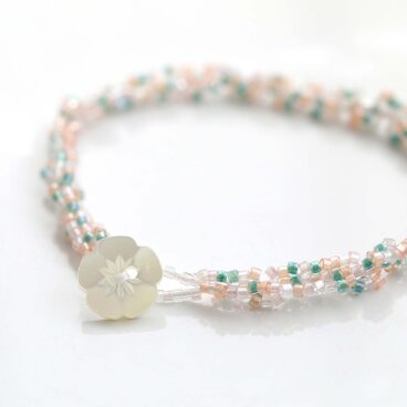 きらめくビーズのブレスレット / 紅梅と春緑