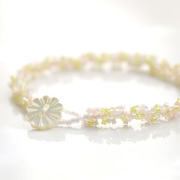 きらめくビーズのブレスレット / 若葉と春の小花たち