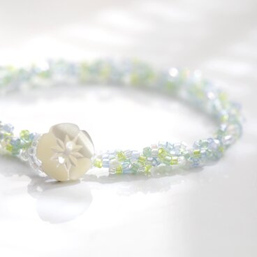 きらめくビーズのブレスレット / ネモフィラの色彩