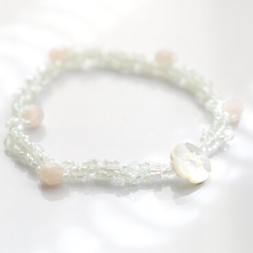 きらめくビーズのブレスレット / 春の若葉とソメイヨシノ