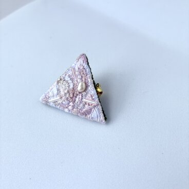 "haruka!"  春香　春色ブローチ　淡く優しい春のサクラ色　手刺繍　三角刺繍ブローチ